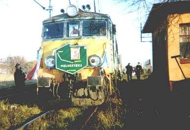 Poci�g ju� czeka w peronie.