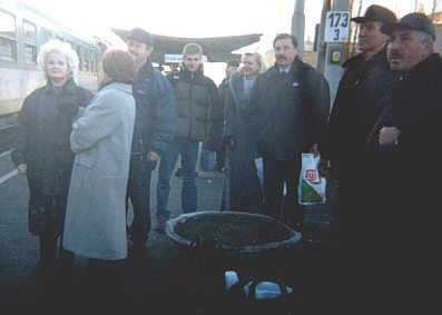 Oczekiwanie pielgrzym�w na poci�g w Stargardzie.